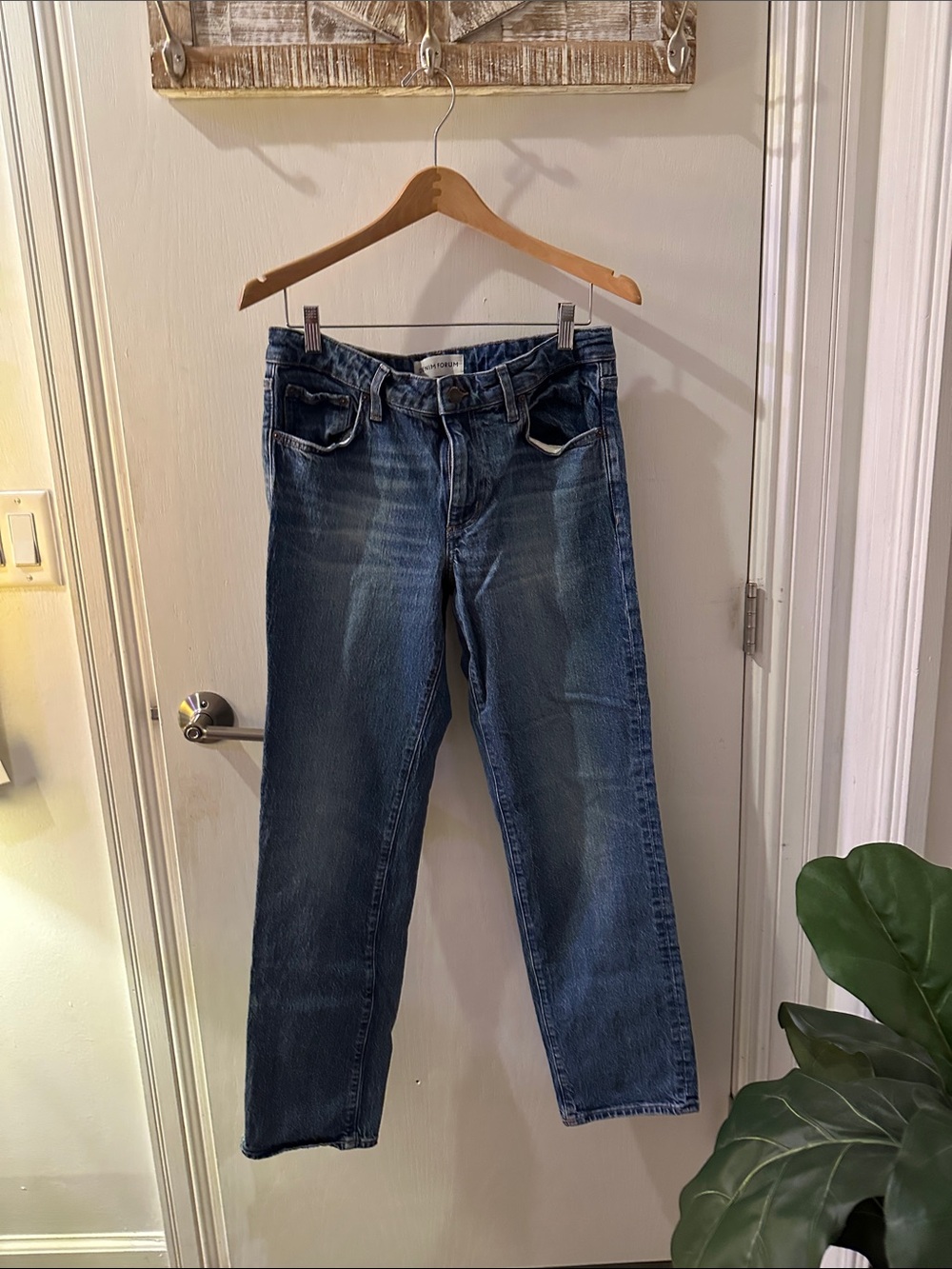 Aritzia Midwash Straight-Leg Women’s Jeans